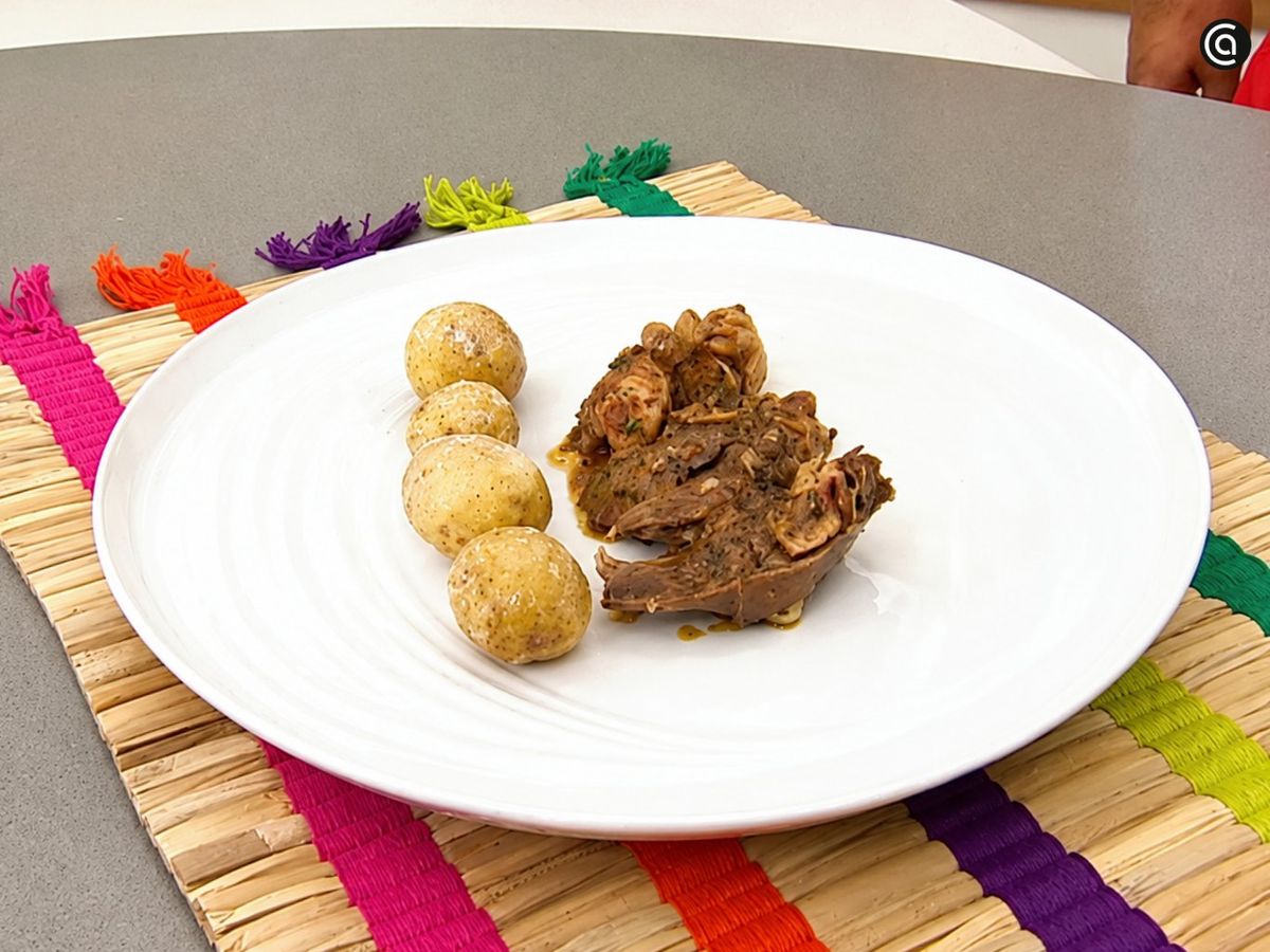 Acompaña el conejo al salmorejo con papas arrugadas