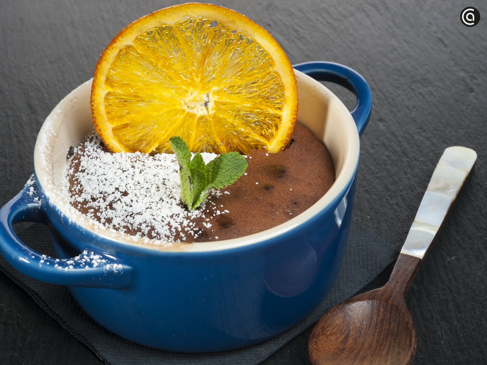 Soufflé de chocolate, un postre tierno por dentro y crujiente por fuera