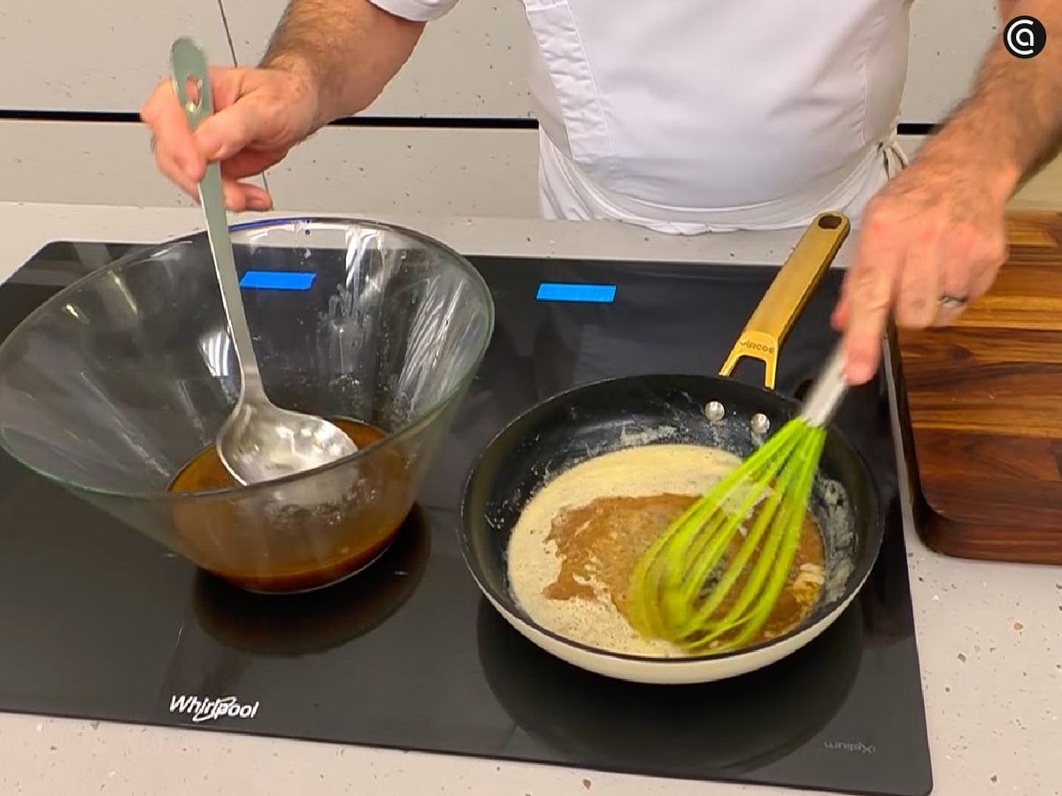 Mezcla el caldo con la harina y mantequilla fundida, cocina hasta obtener una salsa