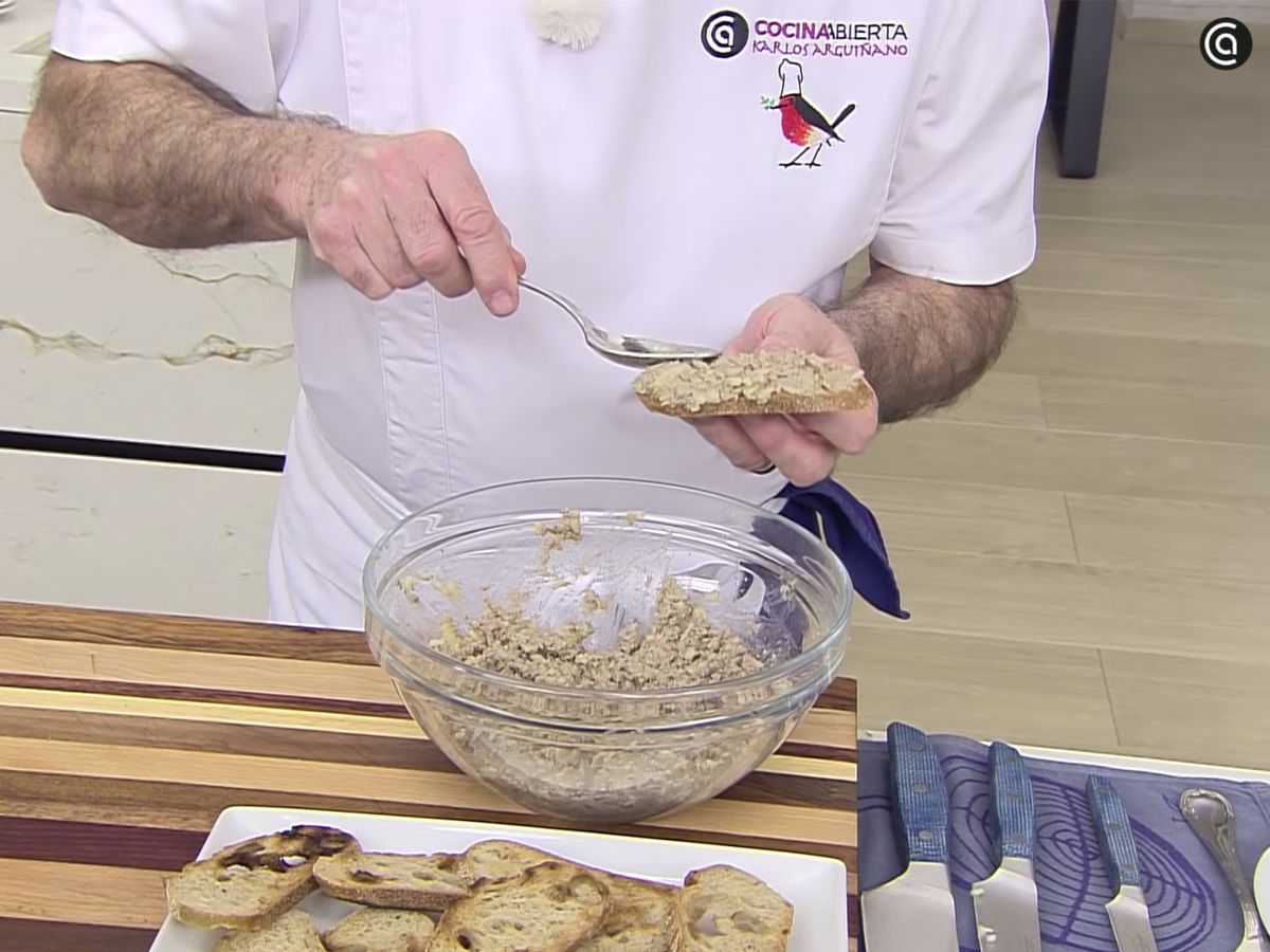 Unta las rebanadas de pan tostado con el paté de berenjena