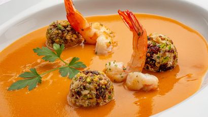 Crema de langostinos y bolas de queso con frutos secos