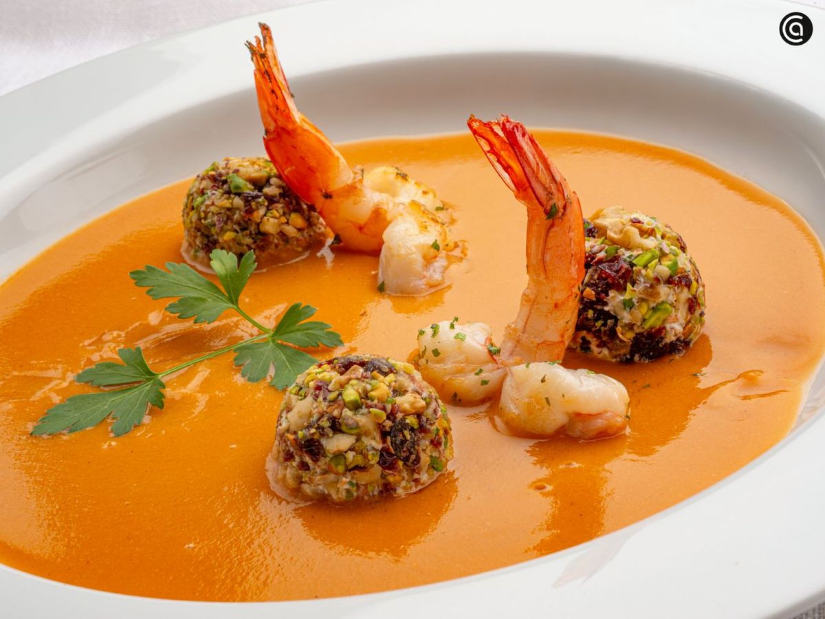 Crema de langostinos y bolas de queso con frutos secos