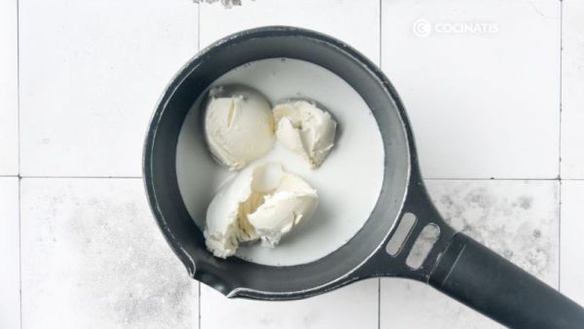 Calentamos la leche de coco en un cazo