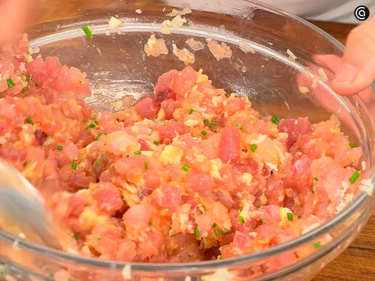 Une los ingredientes para preparar la hamburguesa