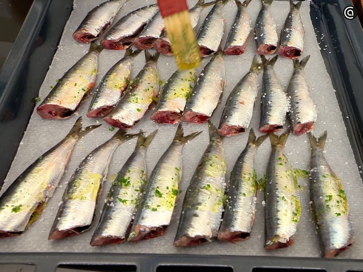 Sazona las sardinas limpias y hornéalas durante unos minutos