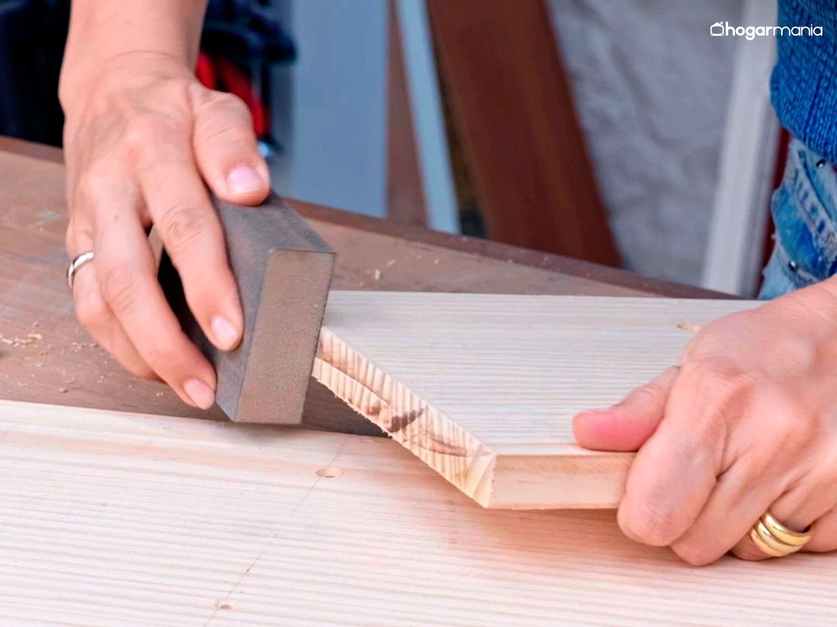 Lija las tablas del organizador extensible de cocina