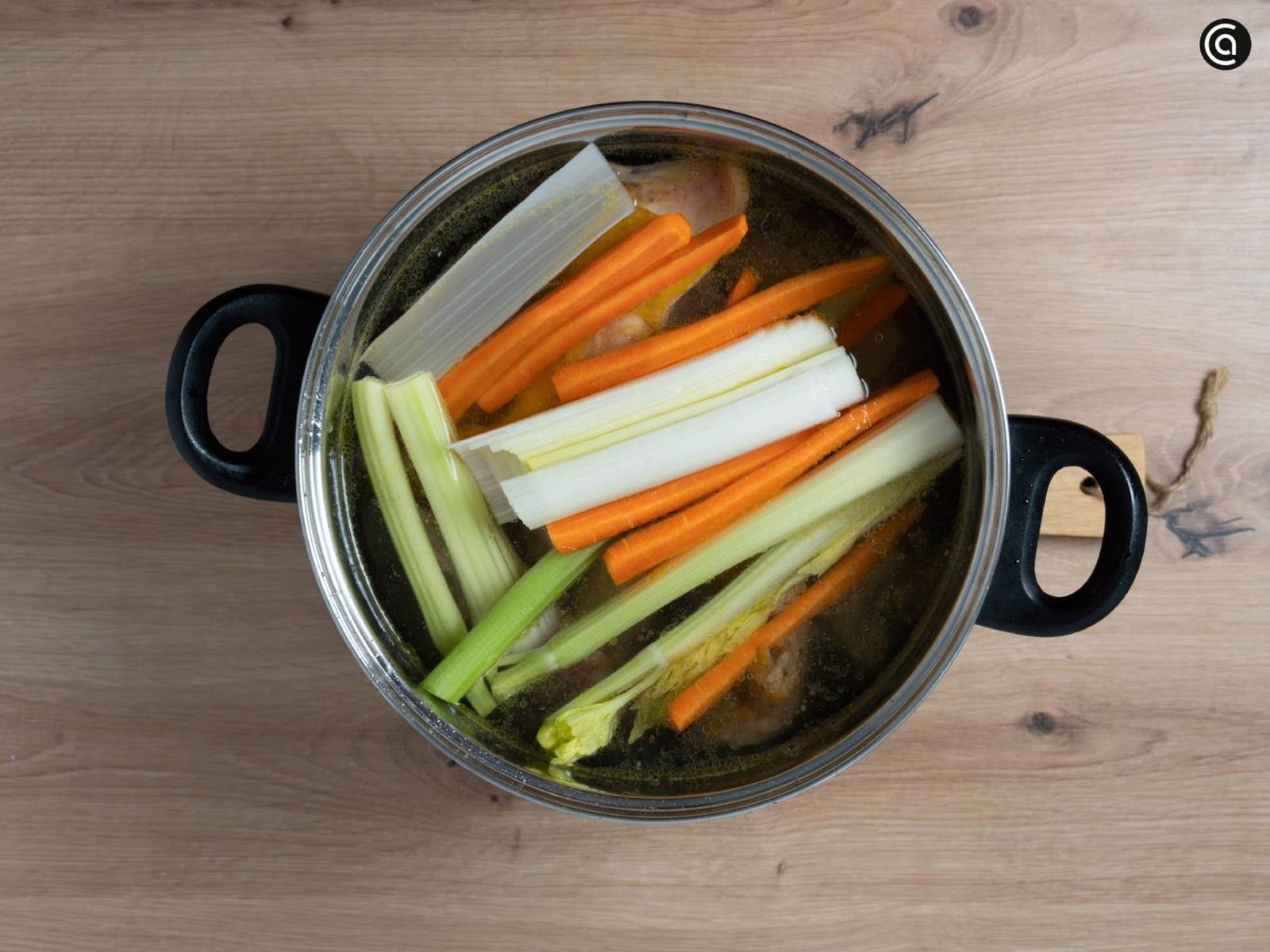 Agrega las verduras peladas y cortadas al caldo