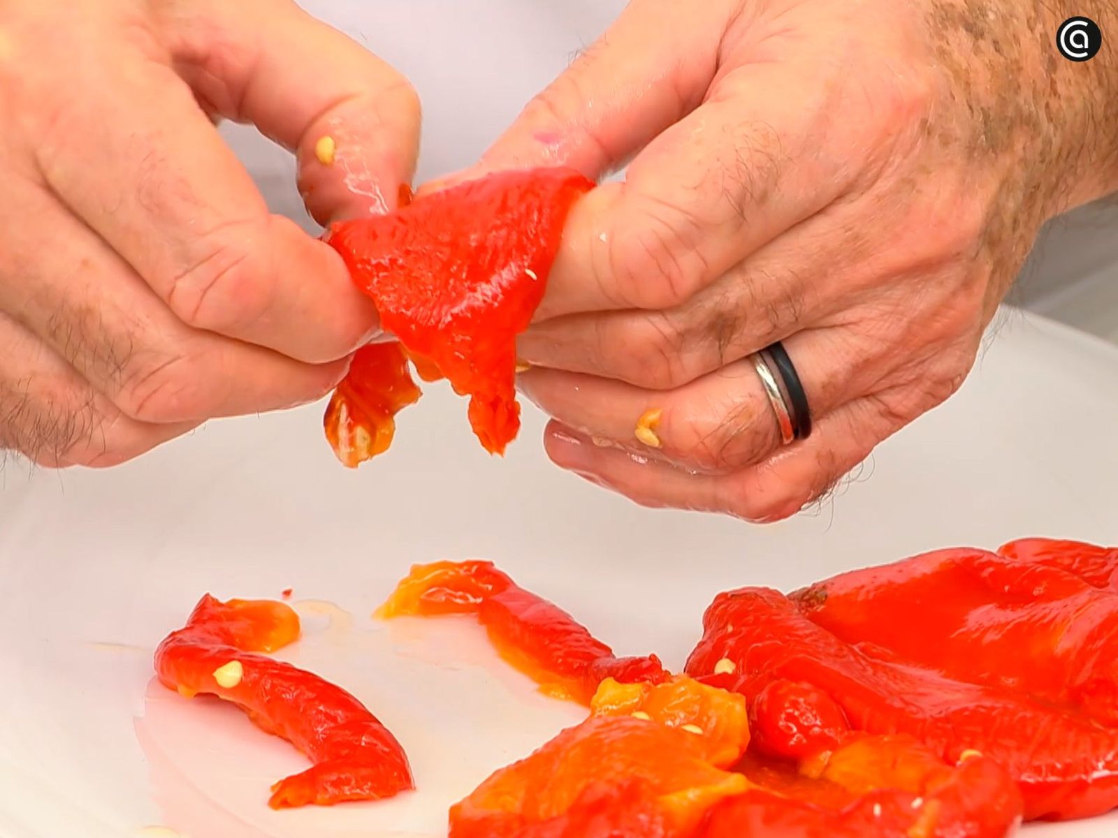 Cocina los pimientos en el horno, luego pélalos y córtalos en tiras