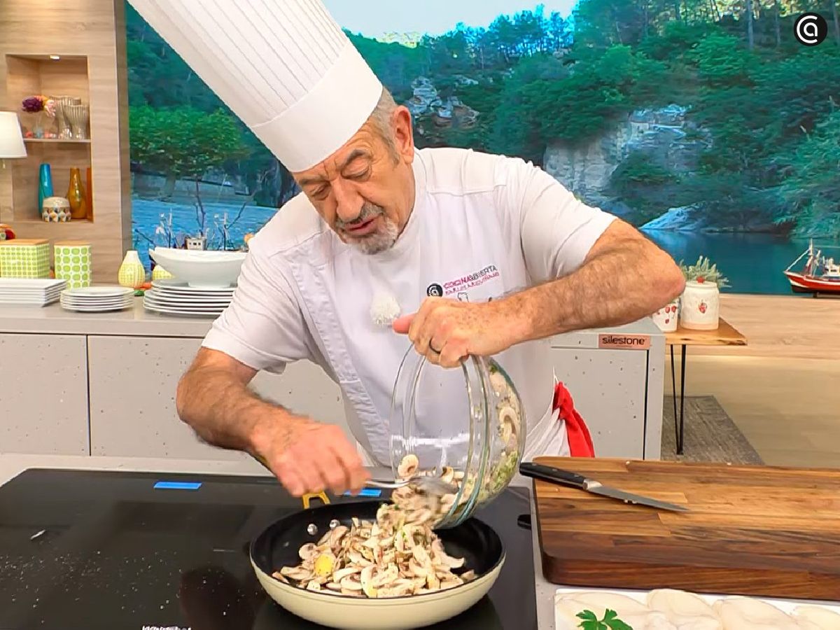 Saltea los champiñones en la sartén con una cayena entera