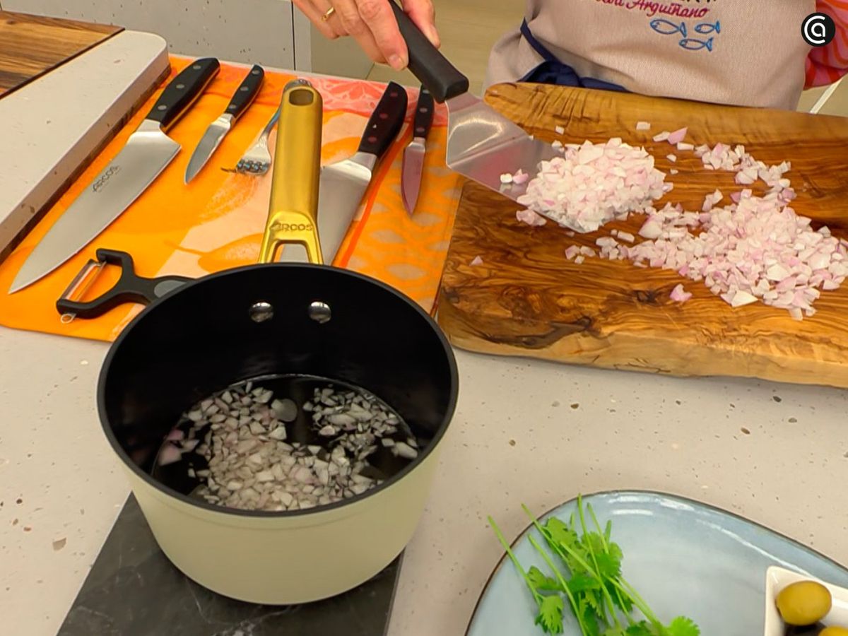 Prepara los encurtidos de cebolla y déjalos macerar