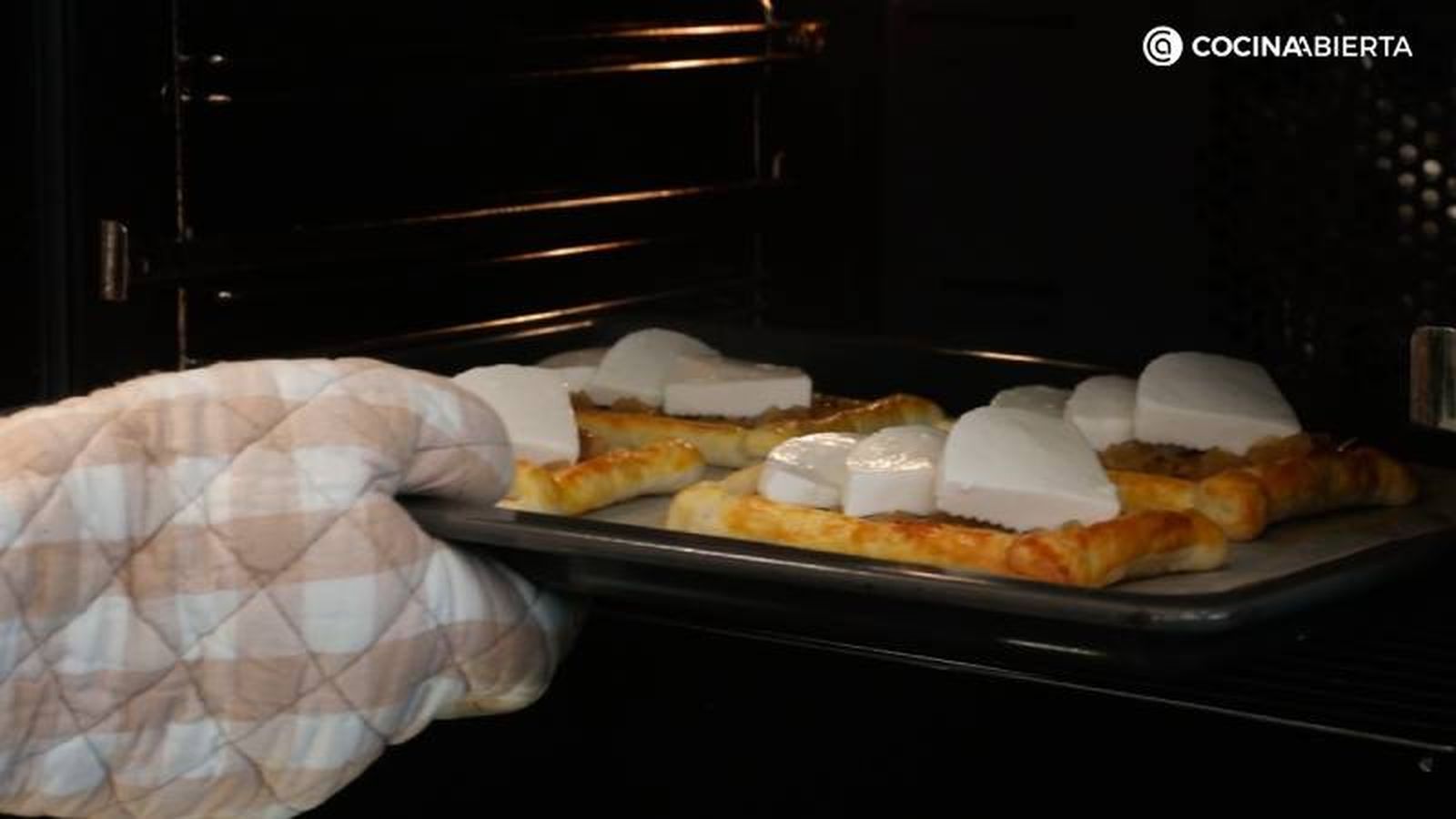 Hornea los canapés de hojaldre con queso y cebolla