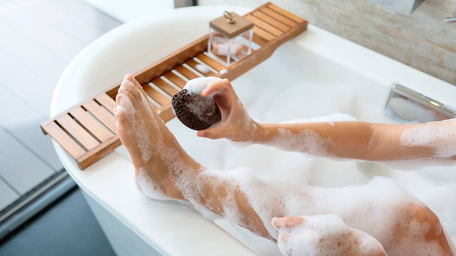 exfoliar la piel con la piedra pomez