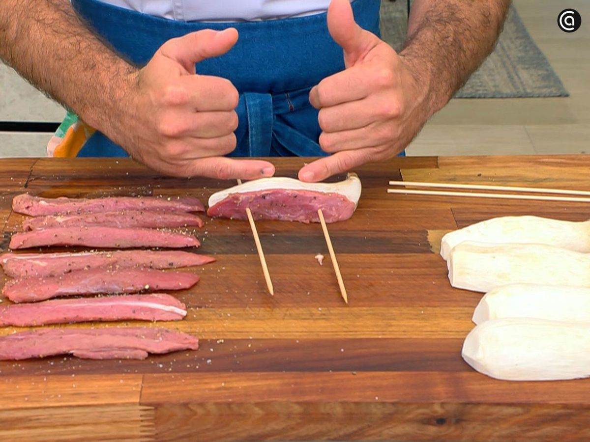 Montar las brochetas de pato y setas