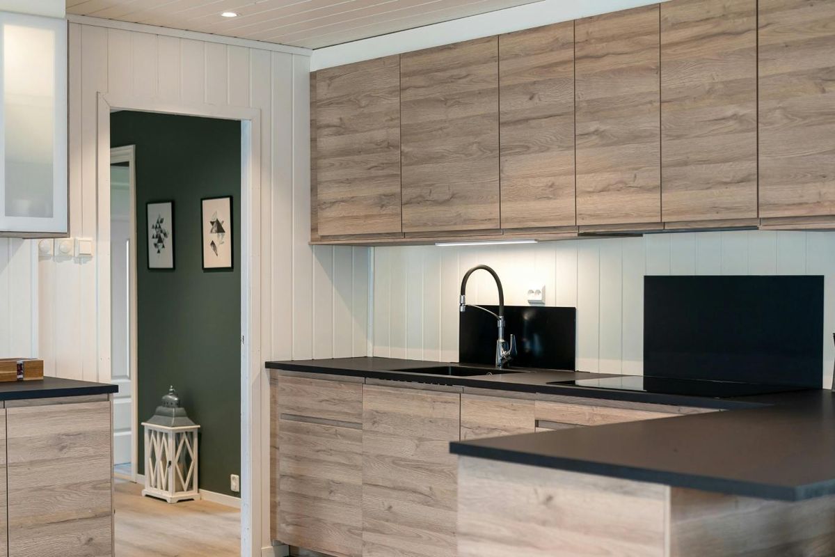 Cocina moderna en madera con almacenamiento inteligente.