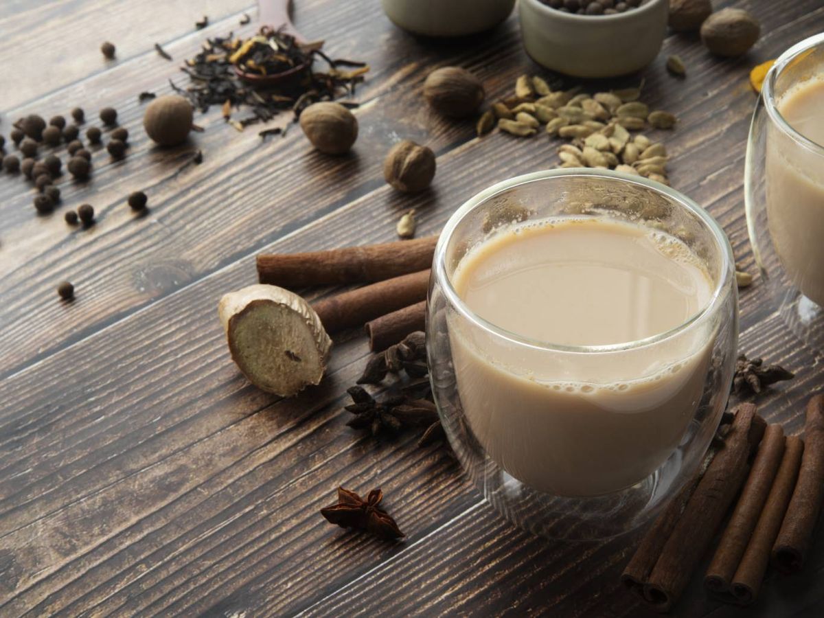 Té chai preparado con especias tradicionales como canela, jengibre, clavo, anís estrellado y cardamomo.