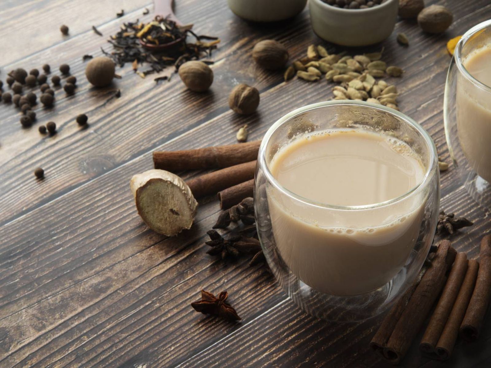 Té chai preparado con especias tradicionales como canela, jengibre, clavo, anís estrellado y cardamomo. Té chai preparado con especias tradicionales como canela, jengibre, clavo, anís estrellado y cardamomo.