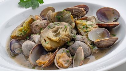 Alcachofas con almejas en salsa verde, receta de Karlos Arguiñano
