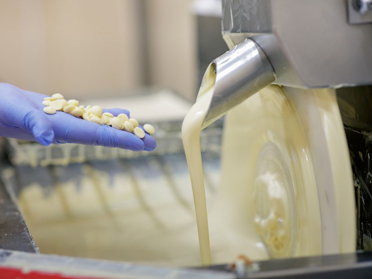 Todo comienza con la manteca de cacao, la base que diferencia al chocolate blanco de sus hermanos negro y con leche.