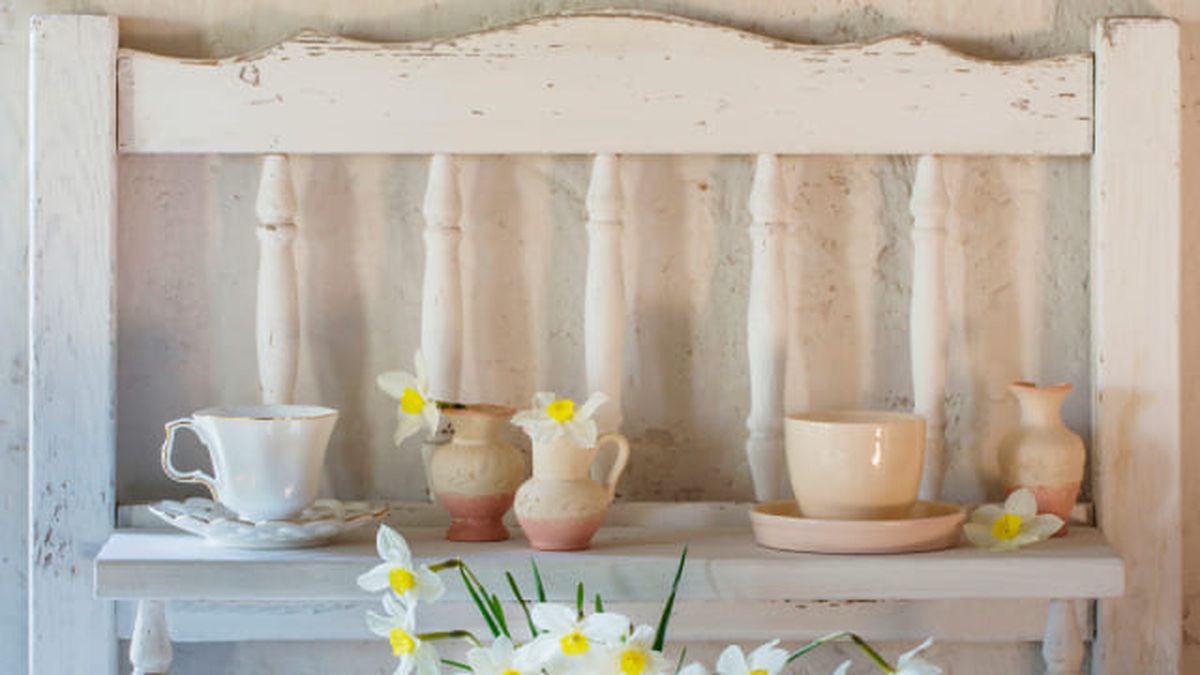 como pintar un mueble oscuro en blanco envejecido 8