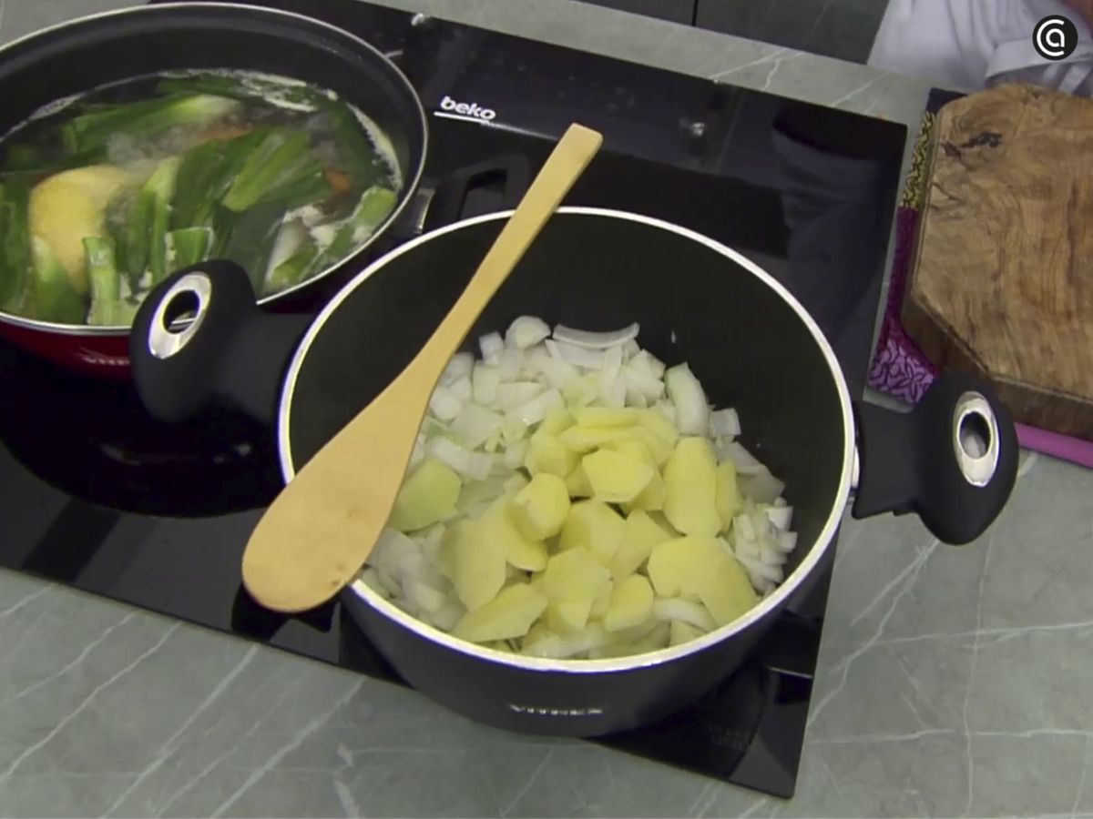 Rehoga los ajos con la cebolleta y las patatas