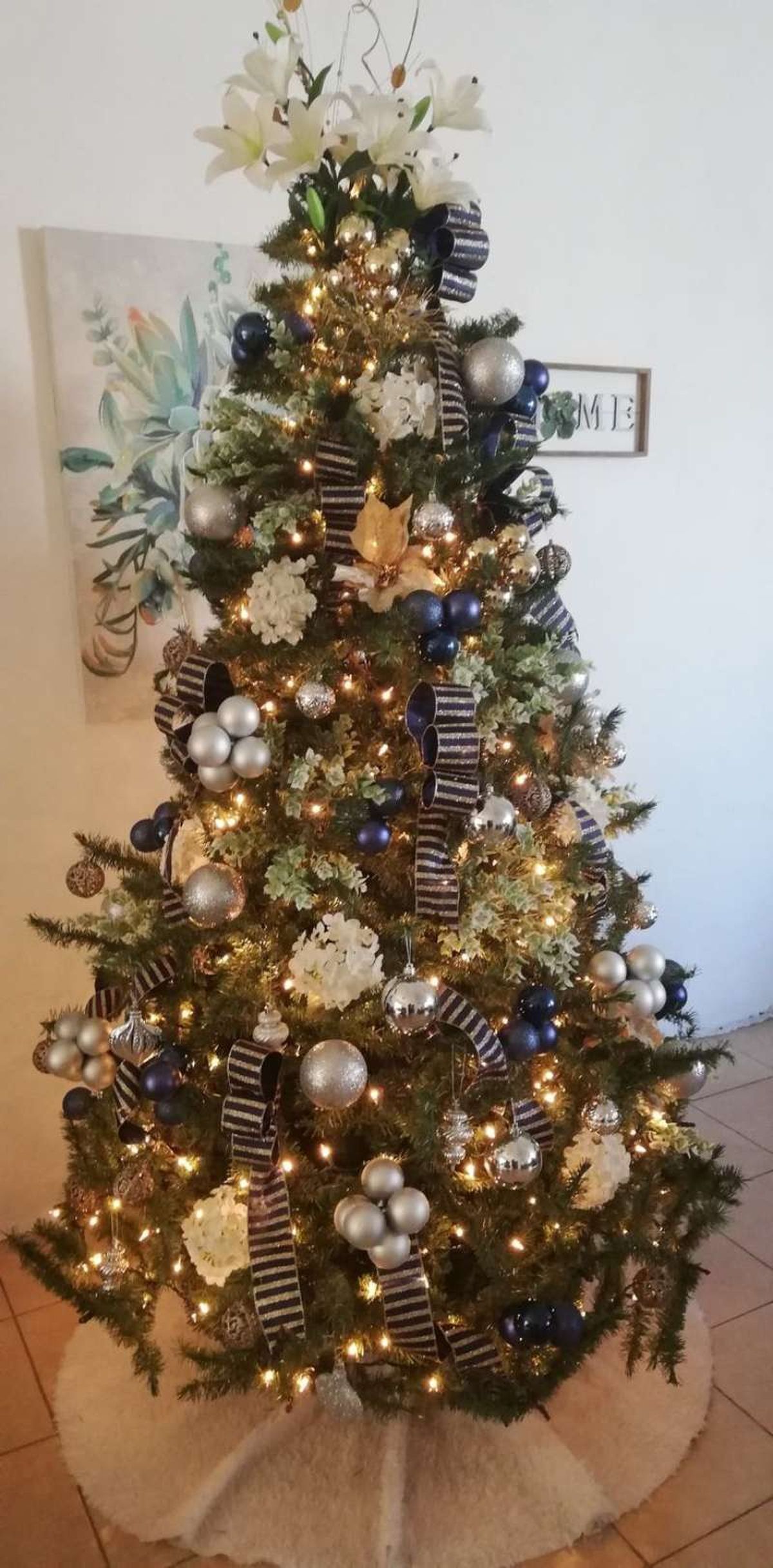 Árbol de Navidad con detalles en azul marino.