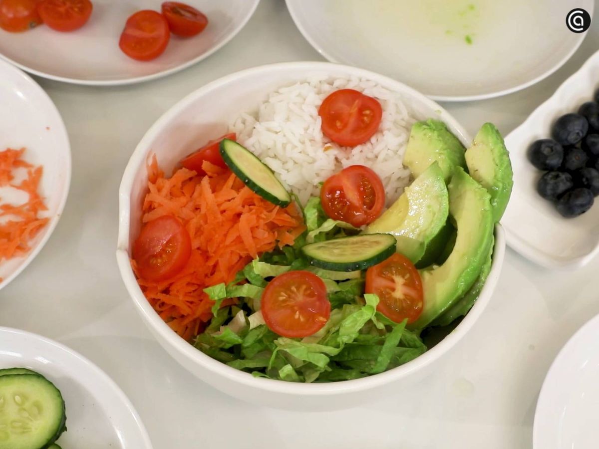 Monta los poke bowls en cuencos individuales