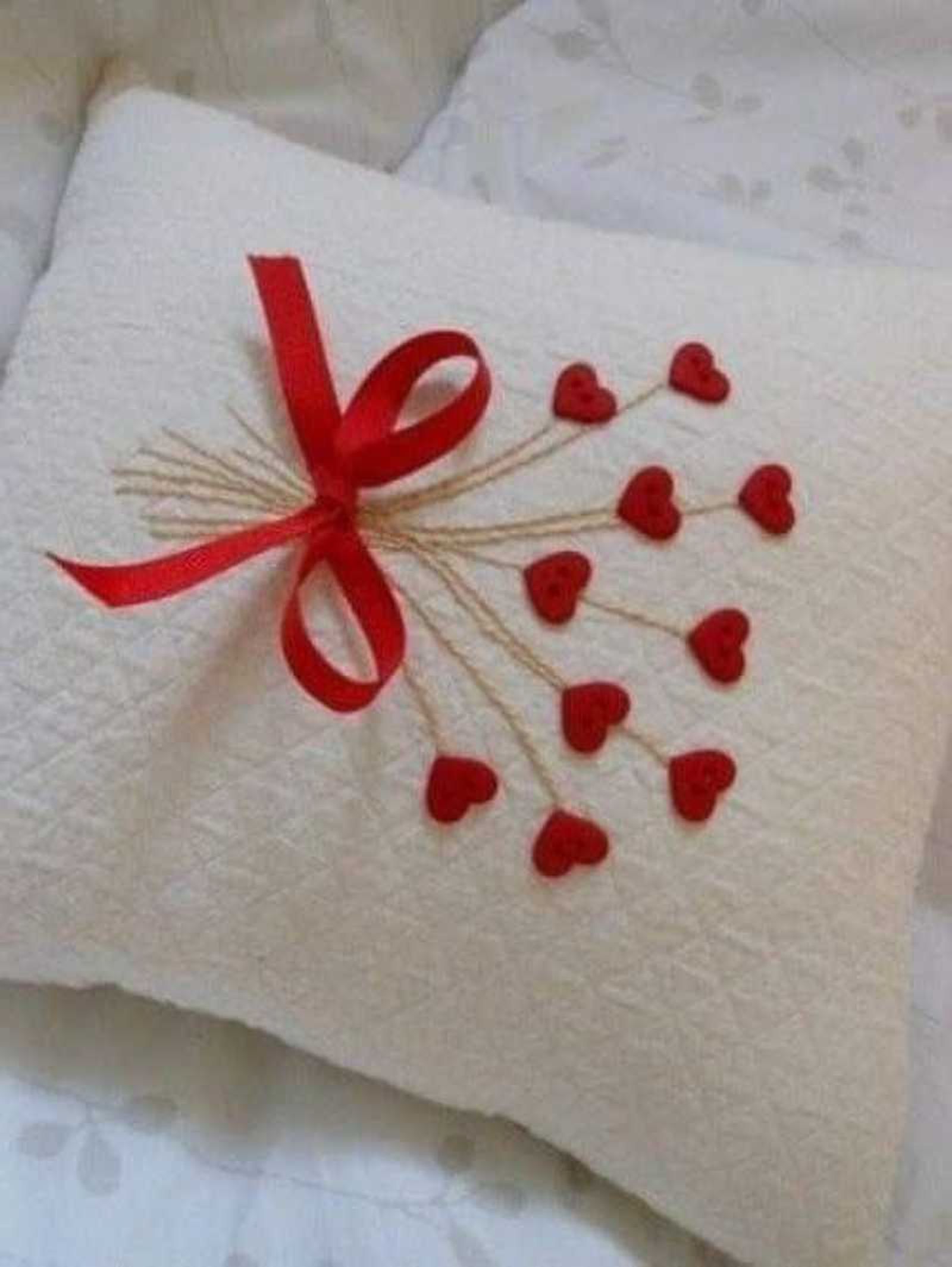 Cojín personalizado con bordados de San Valentín.