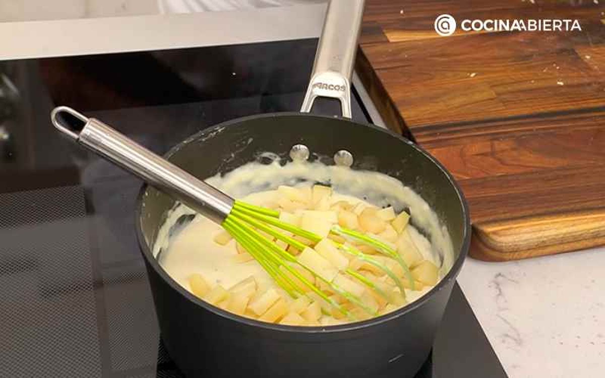 Incorpora el queso y mueve hasta que se funda