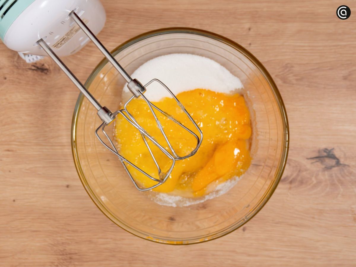 Mezcla los huevos con el azúcar