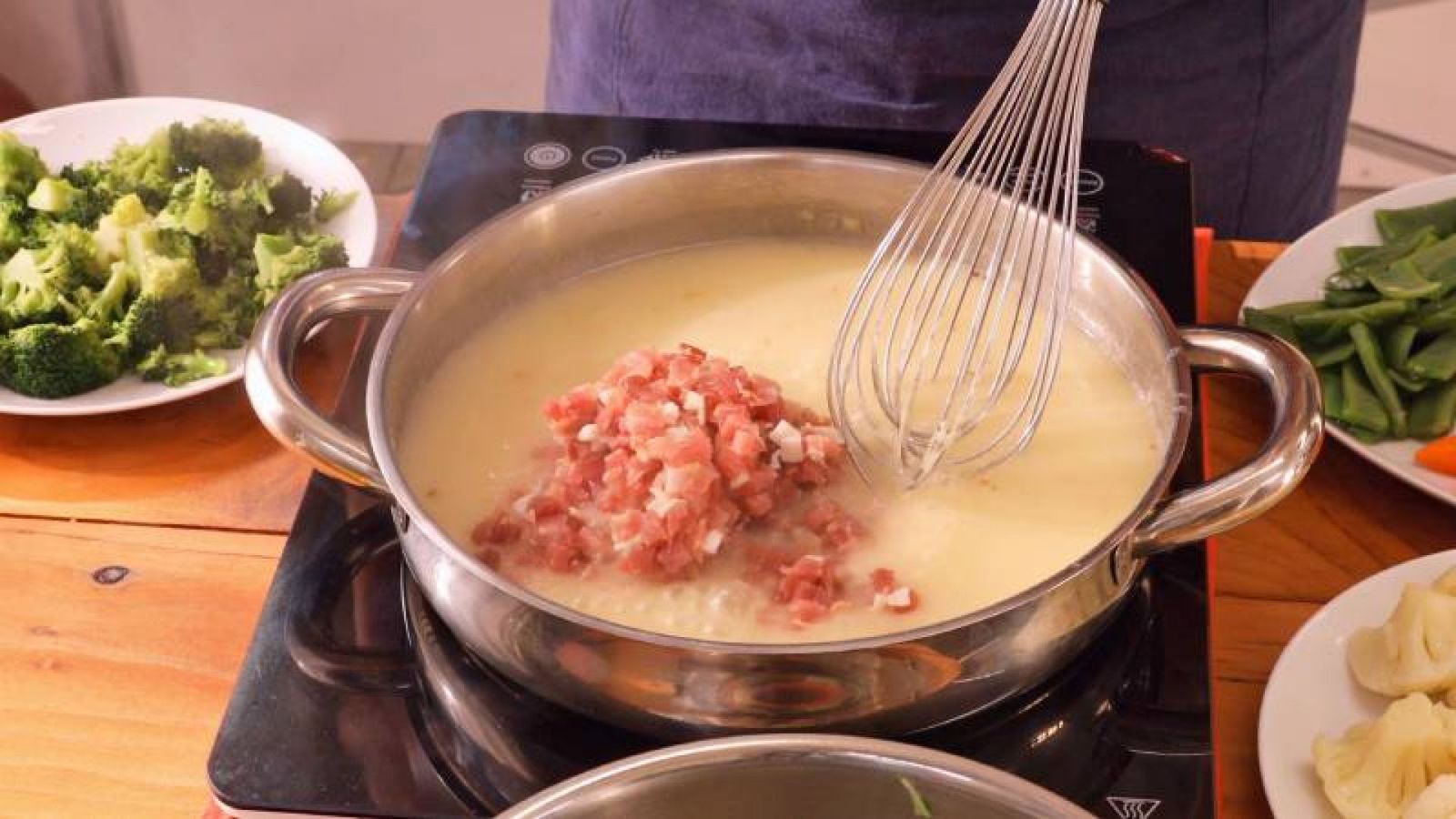 Añadir jamón realza el sabor de la salsa Añadir jamón realza el sabor de la salsa