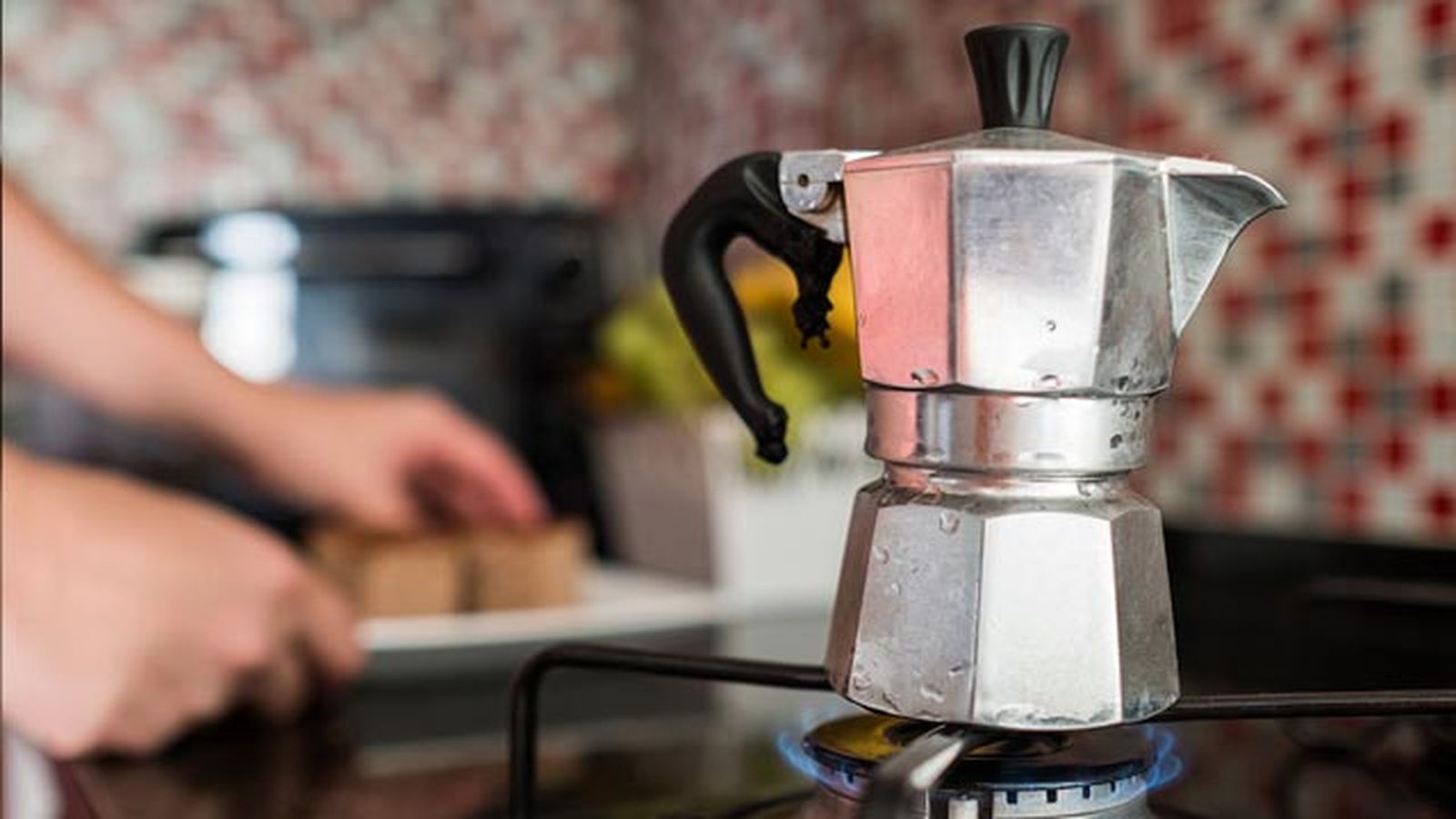 La curación de la cafetera moka evita que el café tenga sabor metálico La curación de la cafetera moka evita que el café tenga sabor metálico