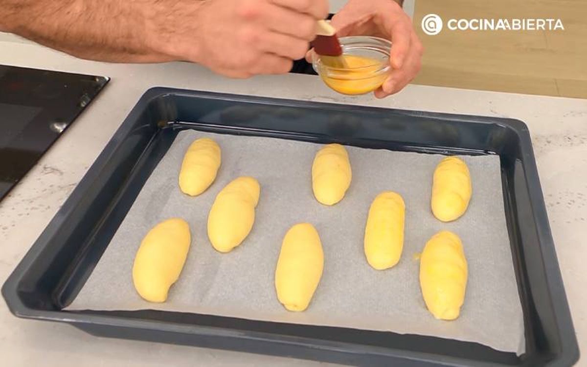 Pinta con huevo batido y hornea