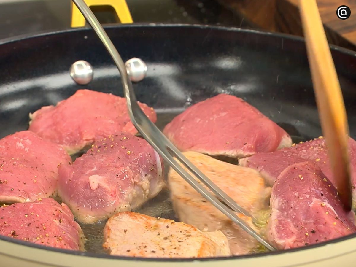 Corta el solomillo de cerdo en medallones, salpimiéntalo y séllalo