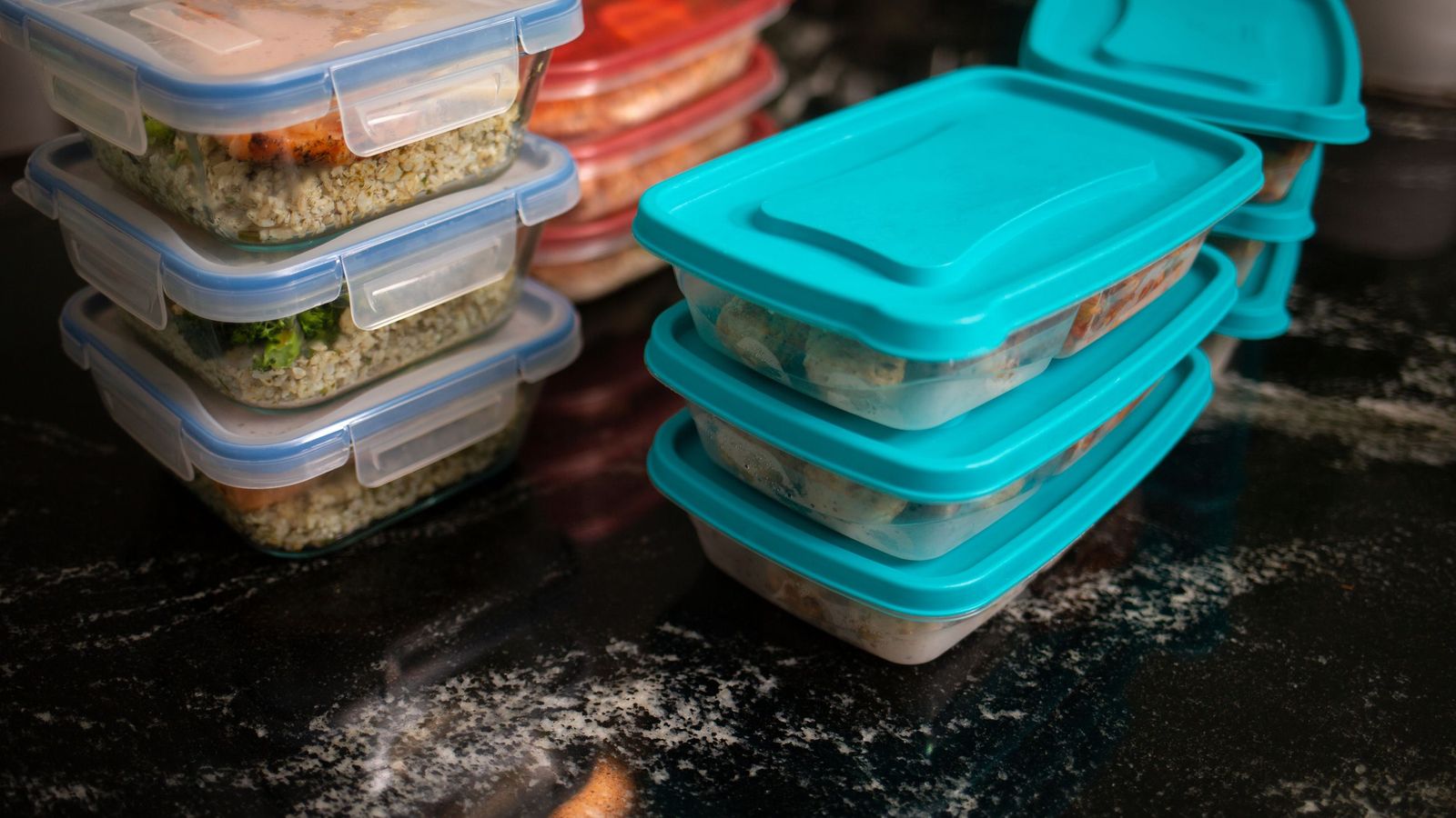 Hay que evitar almacenar alimentos que contengan huevos o carnes