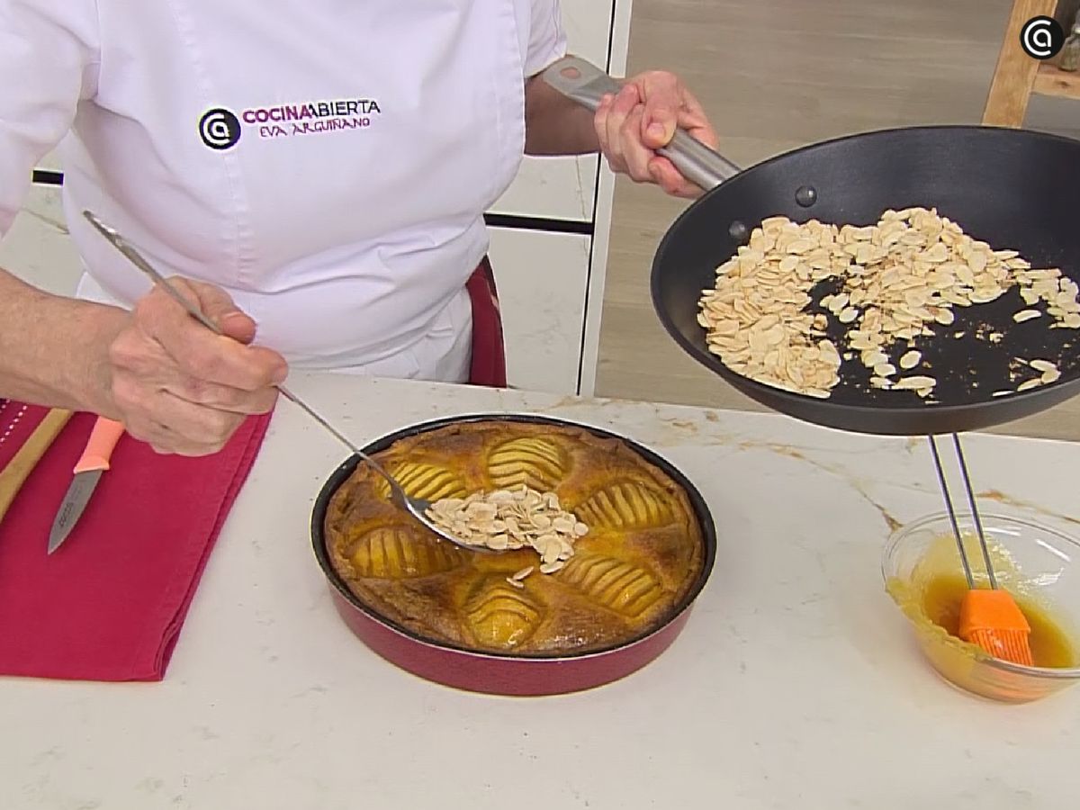 La tarta Bourdaloue terminada, con mermelada, almendras tostadas y unas hojitas de menta