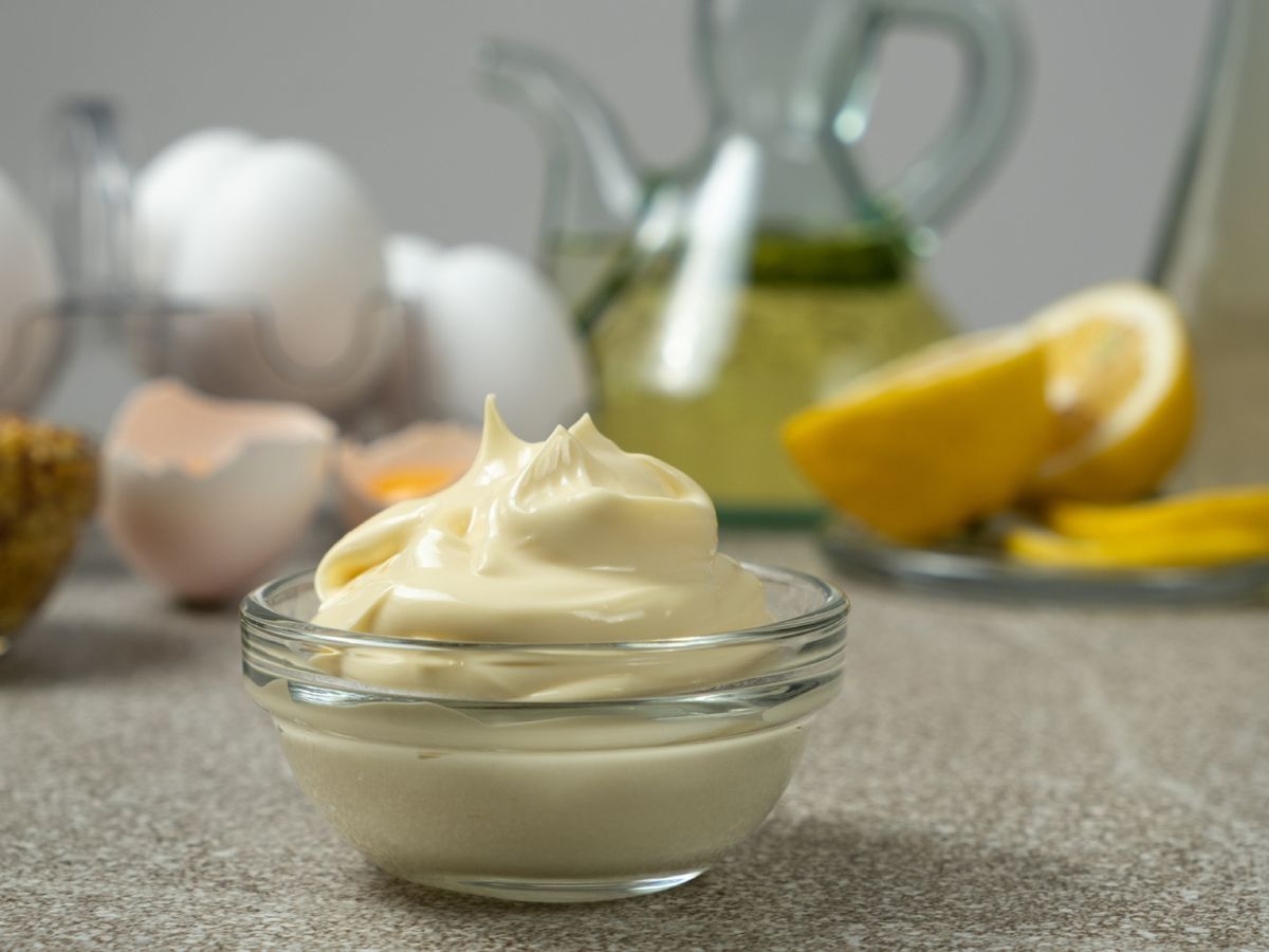 Salsa mahonesa casera emulsionada con huevo y aceite, un básico de verano para ensaladilla rusa, pescados fríos y mariscos.