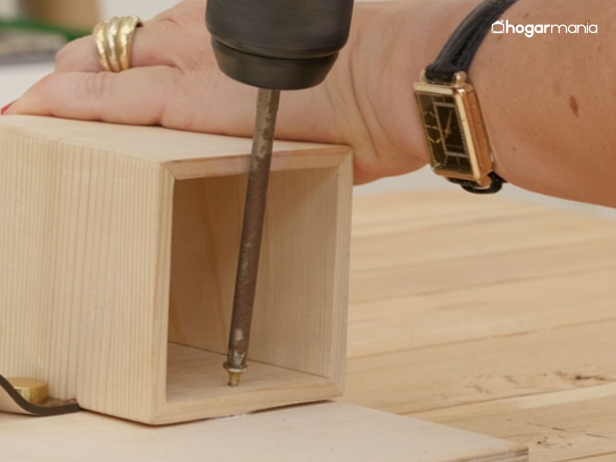 Las cajitas laterales se aseguran con tirafondos para reforzar la unión.