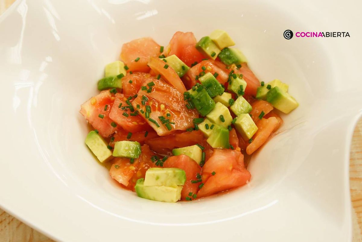 La ensalada de tomate y aguacate es una receta vegetariana fresca y sencilla