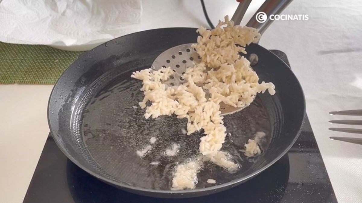 Freímos el arroz para que quede crujiente