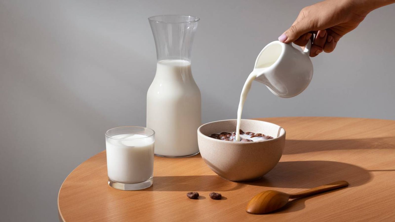 Un gesto que une generaciones: la leche sigue siendo protagonista en desayunos de todo el mundo.