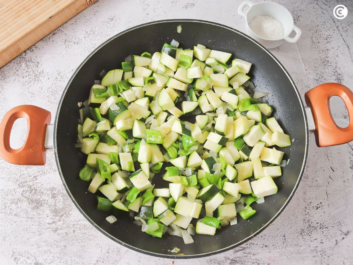 Freír el calabacín para hacer el pisto a la bilbaína