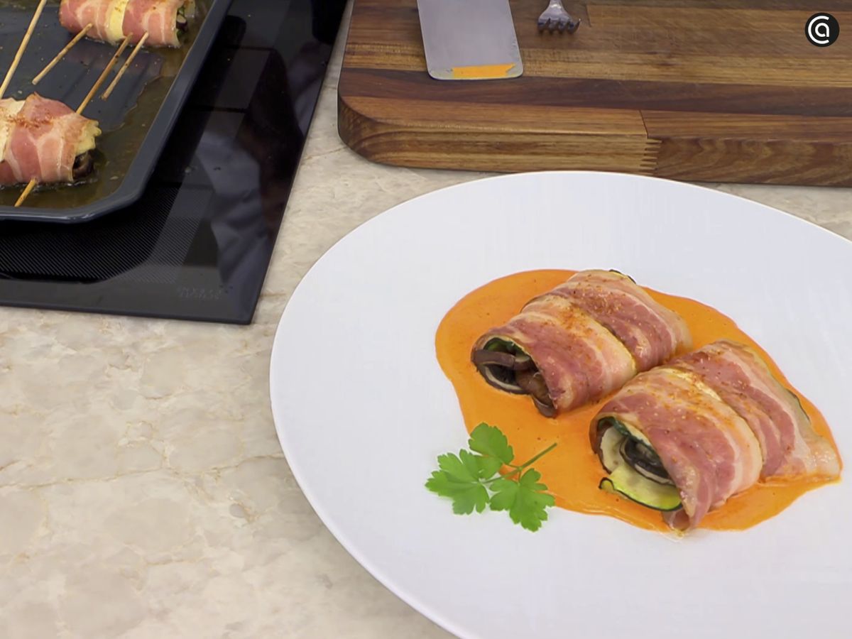 Sirve los rollitos sobre una base de salsa de piquillo