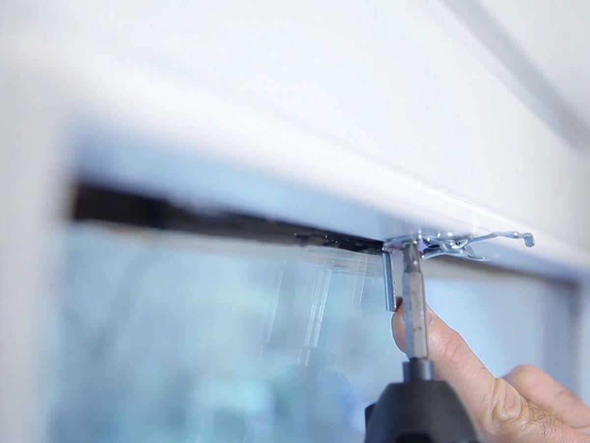 Colocar veneciana en ventana oscilobatiente paso 4