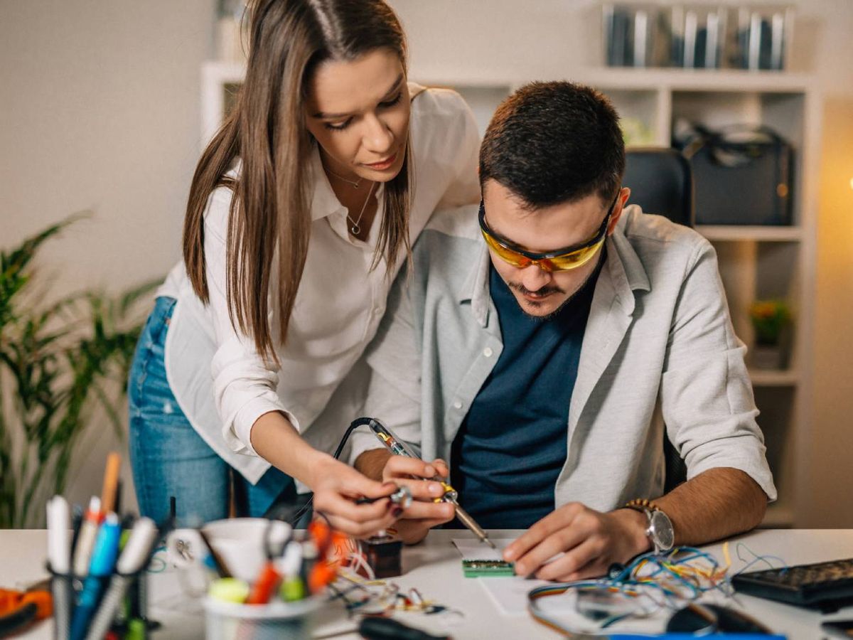 Montar tu propio cargador solar también puede ser una actividad divertida en pareja.