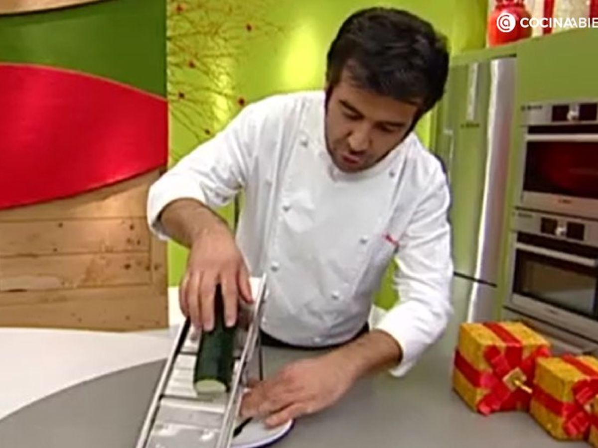 Corta el calabacín en láminas finas para que no sea tosco