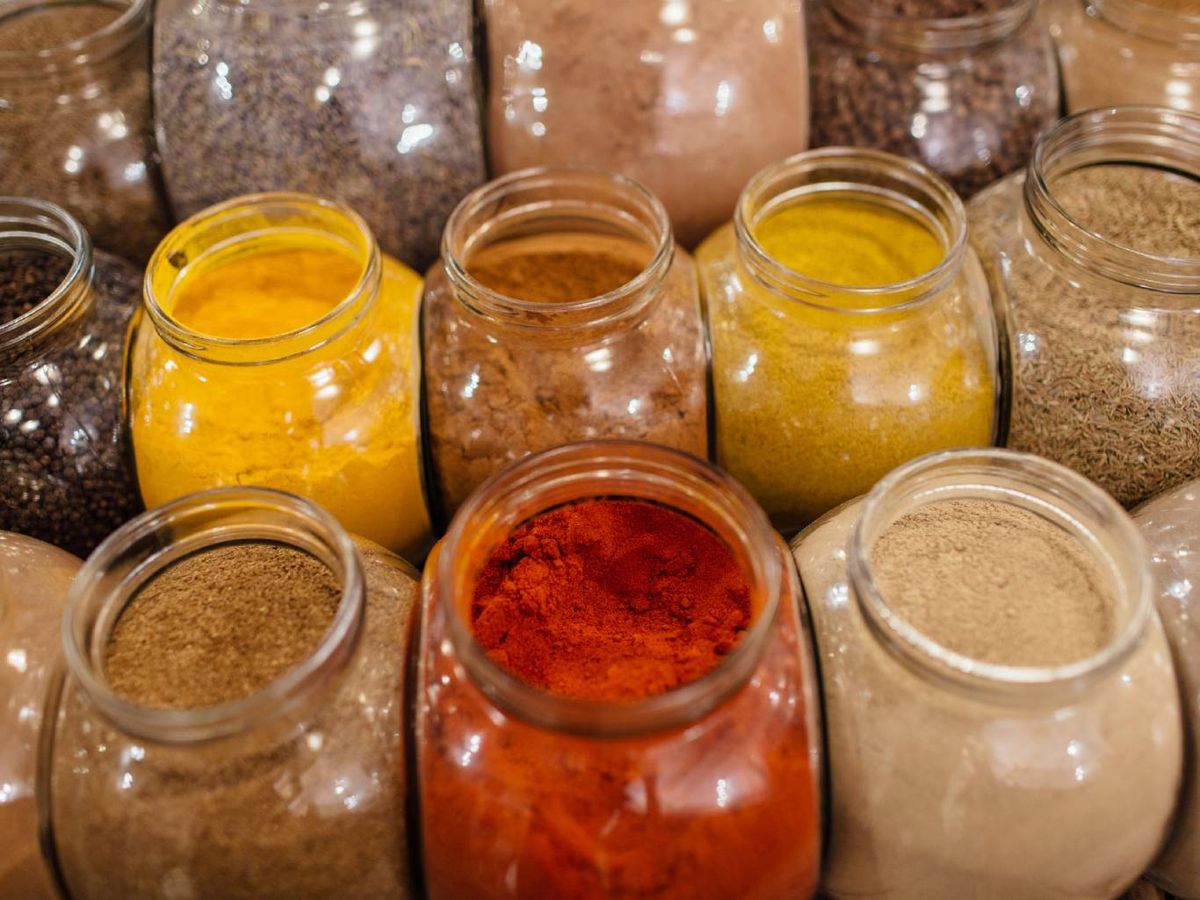 La intensidad del color en las especias molidas es un indicador de su frescura y calidad.