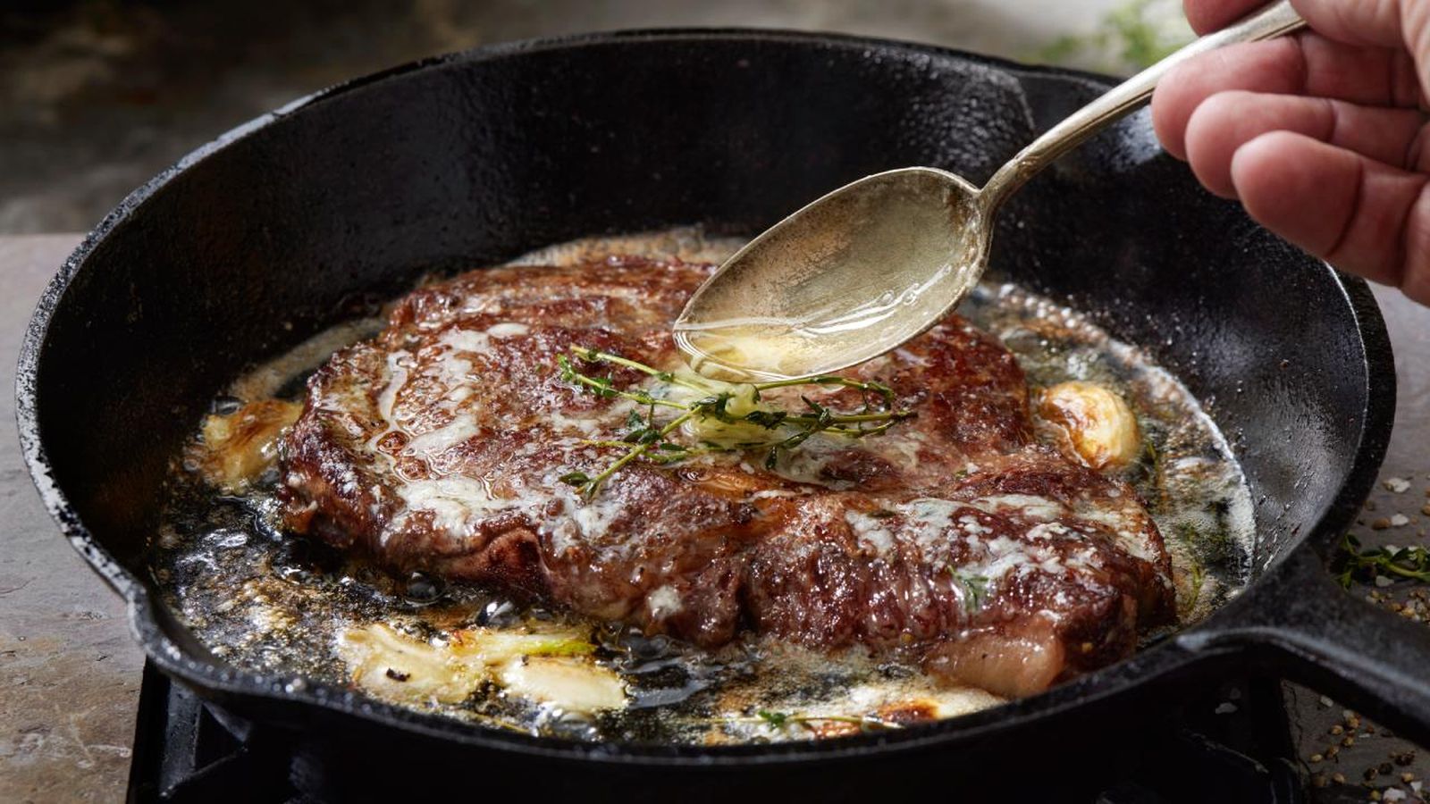 Cocinar carne en la sartén Cocinar carne en la sartén