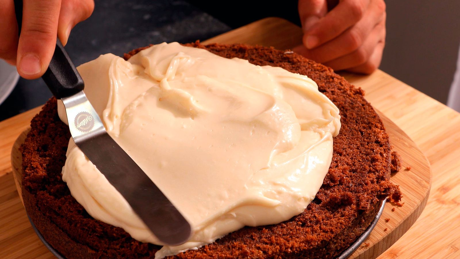 Bizcocho de chocolate con crema de queso Paso 6 Bizcocho de chocolate con crema de queso Paso 6