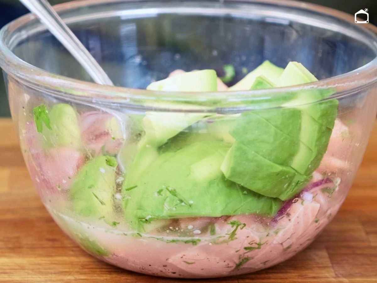 Agrega por último el aguacate al ceviche de salmón