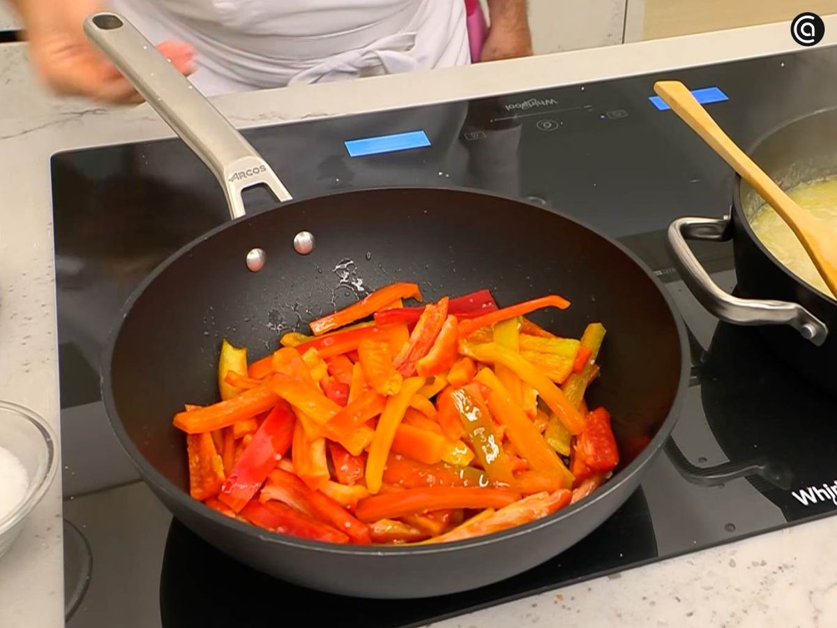 Arroz con morcilla, huevos fritos y pimientos rojos